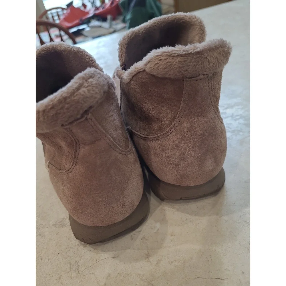 Skechers Wide Width Women SZ 11 Memory Foam Air cooled Tan Suede‎ lined booties